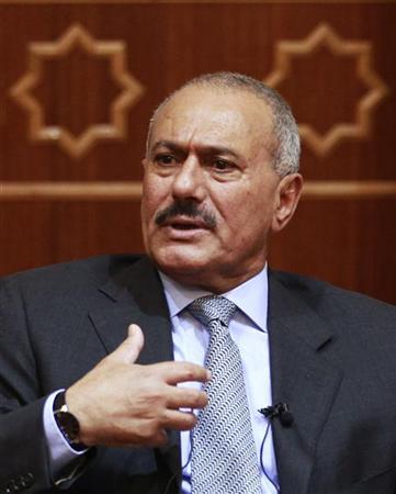 الرئيس اليمني علي عبد الله صالح يتحدث خلال مقابلة مع وسائل اعلام